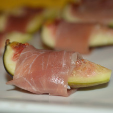 Fresh-Mission-Figs-wrapped-in-Prosciutto-with-Mint-(7)