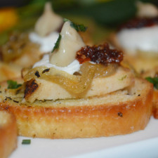 Grilled-Chicken-Crostini-with-Sun-Dried-Tomato-Pesto,-Caramelized-Onions,-Fresh-Mozzarella-and-Garlic-Aioli-13.08.10-Tamara-Prudente-Summer-Party-(6)